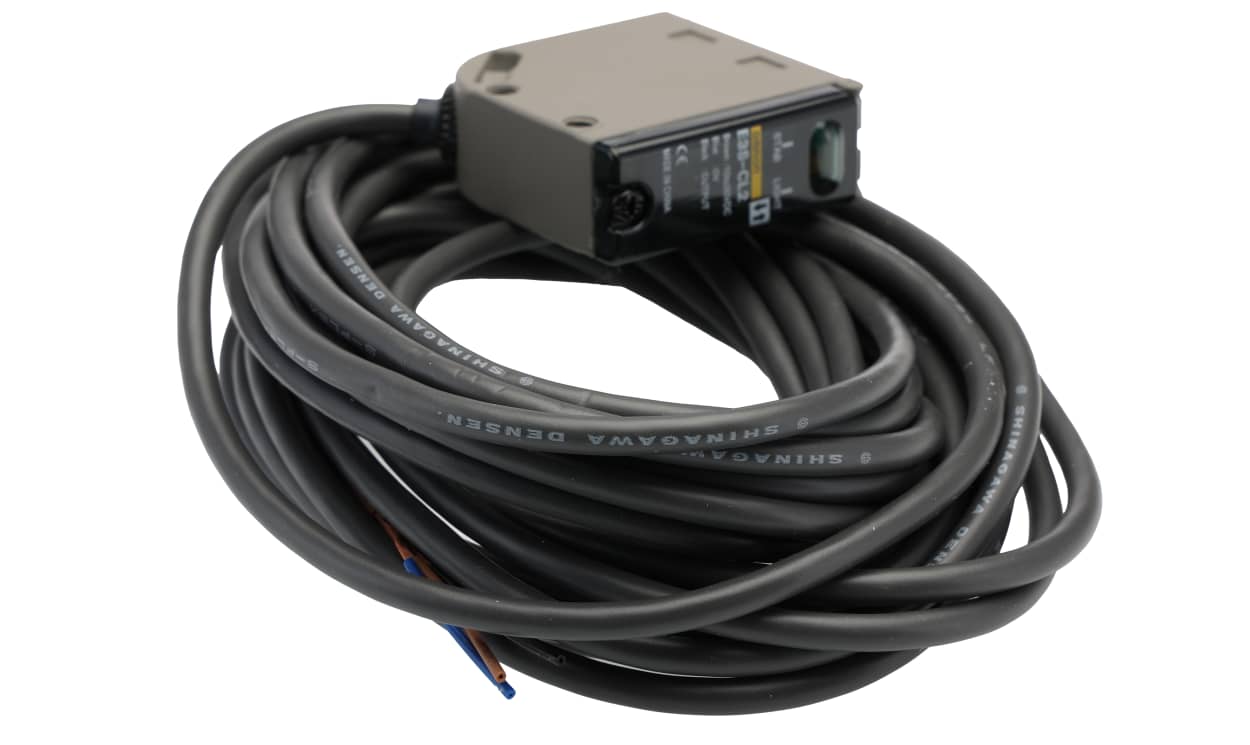 Omron E3S-CL2 5M, Background Suppression Photoelectric Sensor, Block Sensor, 5 → 200 mm Detection Range