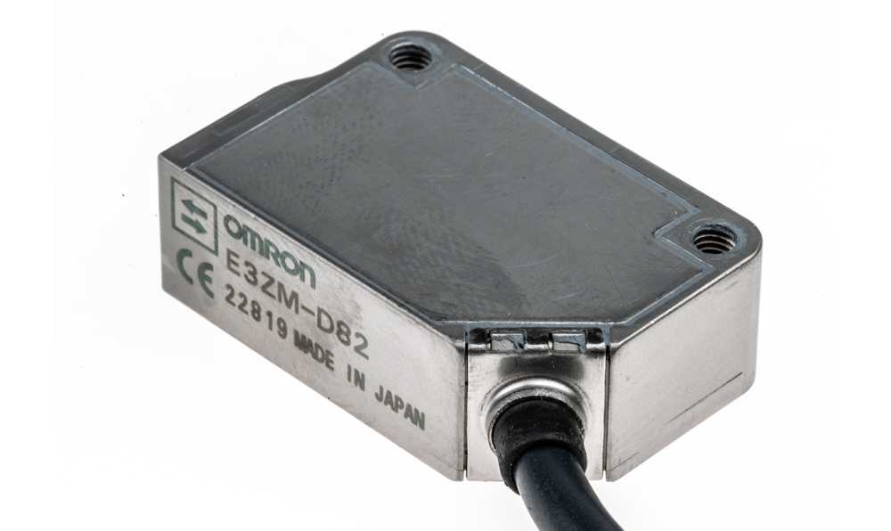 Omron E3ZM-D82 2M, Diffuse Photoelectric Sensor, Block Sensor, 1 m Detection Range